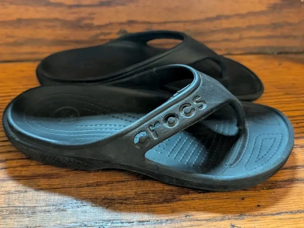 Crocs Black Toe Sandals Youth Size 2 Flip Flop Shoes